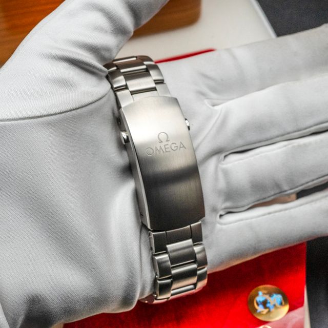 Omega Planet Ocean 215.30.44.21.01.002 Image 3